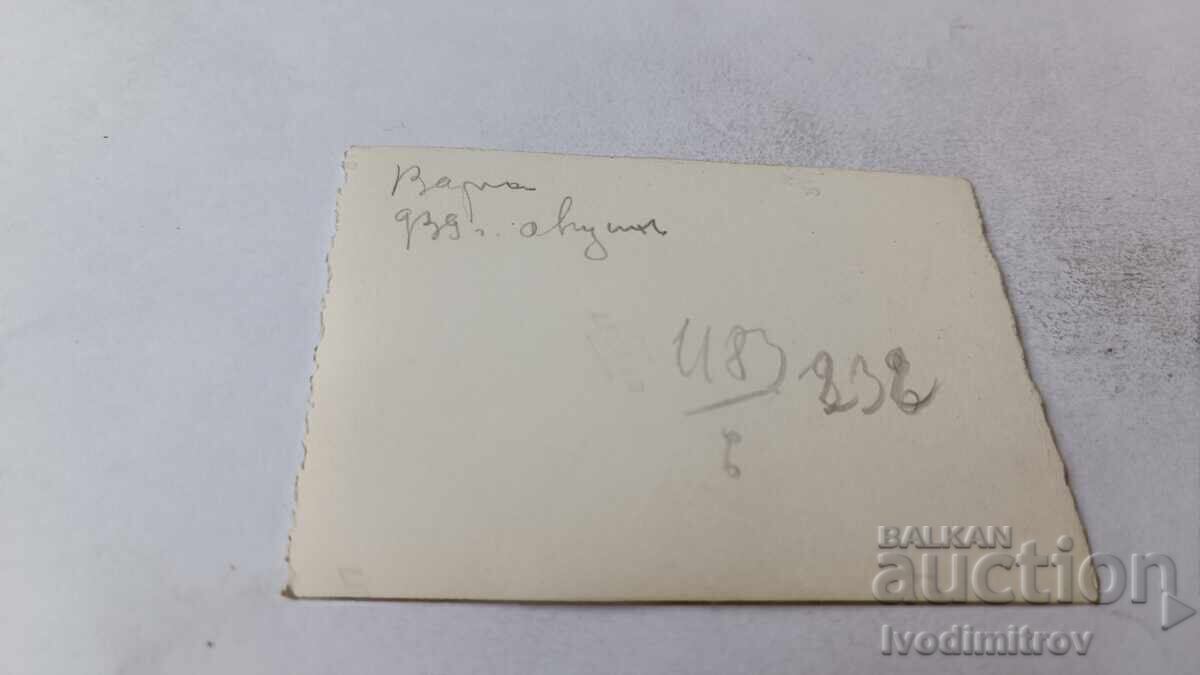 Fotografie Varna Bărbat tânăr și femeie tânără pe plajă 1939 cu preț 1.65 BGN | € 0.84 Fotografie Varna Bărbat tânăr și femeie tânără pe plajă 1939 cu preț 1.65 BGN | € 0.84