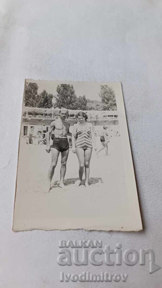 Fotografie Varna Bărbat tânăr și femeie tânără pe plajă 1939 Fotografie Varna Bărbat tânăr și femeie tânără pe plajă 1939