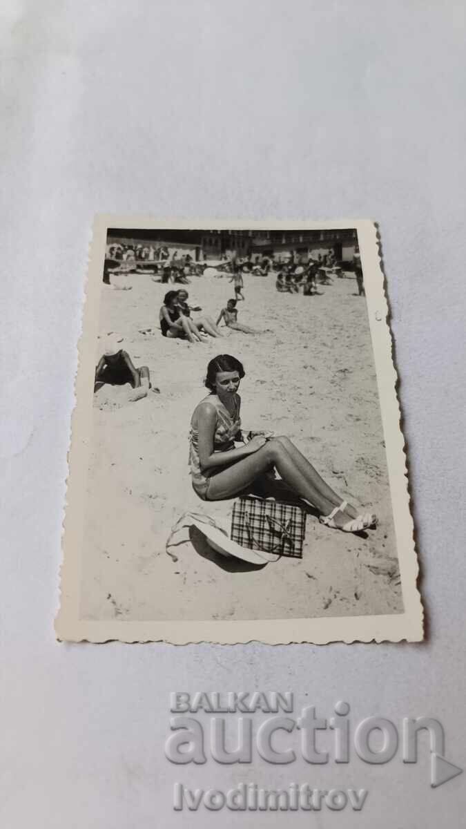 Φωτογραφία Βάρνα Νεαρό κορίτσι στην παραλία Φωτογραφία Βάρνα Νεαρό κορίτσι στην παραλία