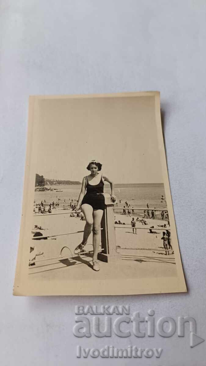 Φωτογραφία Βάρνα Νεαρό κορίτσι στην προβλήτα Φωτογραφία Βάρνα Νεαρό κορίτσι στην προβλήτα