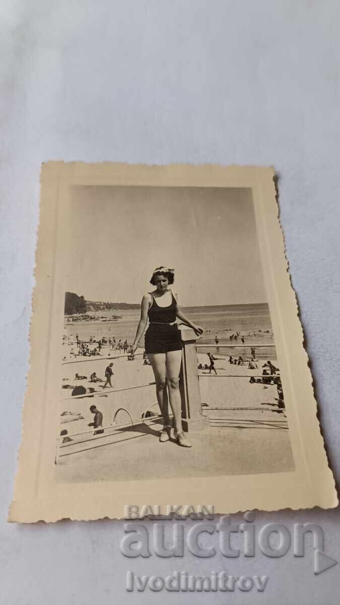 Φωτογραφία Βάρνα Νεαρό κορίτσι στην προβλήτα 1938