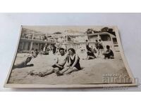 Снимка Варна Млад мъж и млада жена на плажа 1933