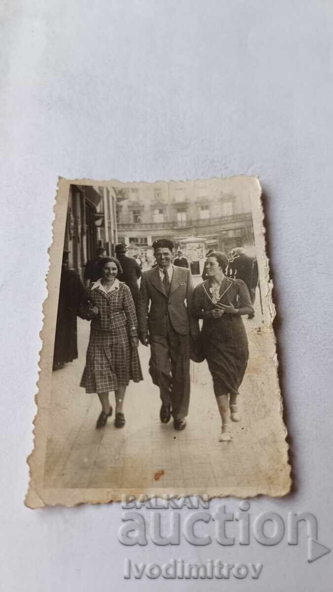 Снимка София Мъж и две млади жени на разходка