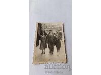 Φωτογραφία Σοφία Ένας άνδρας και δύο νεαρές γυναίκες σε μια βόλτα