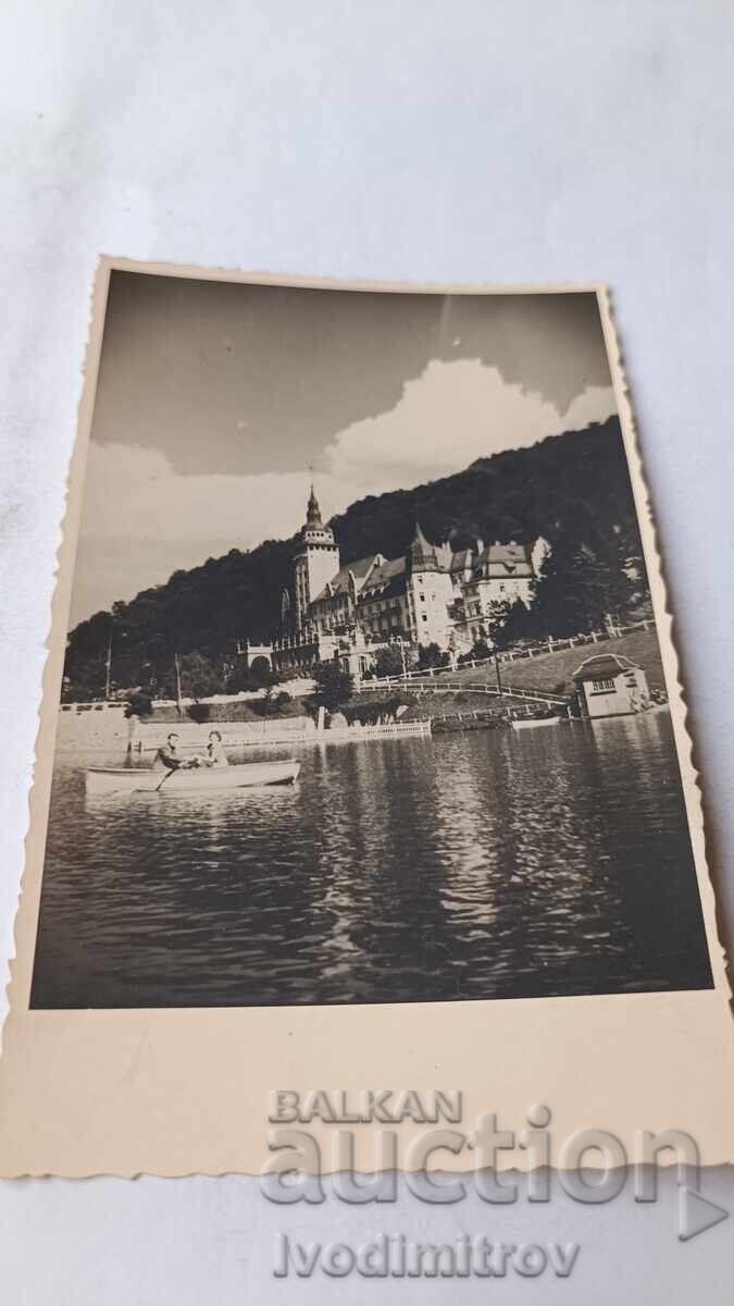 Fotografie cu un bărbat și o femeie într-o barcă pe râu