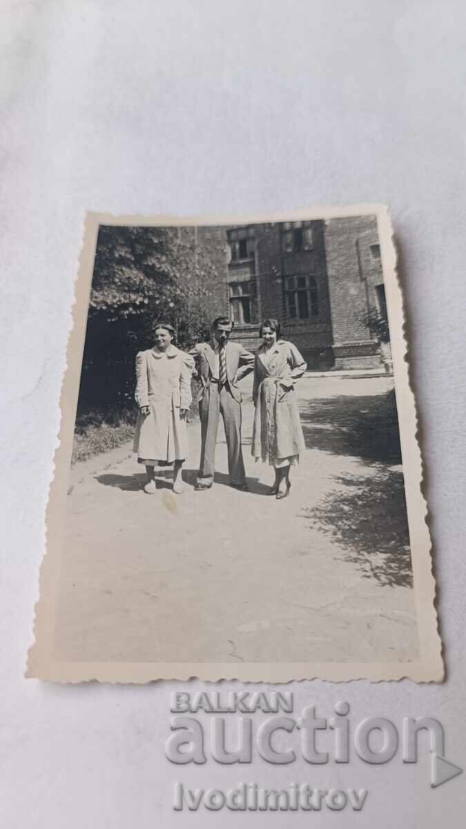 Снимка София Мъж и две жени Снимка София Мъж и две жени