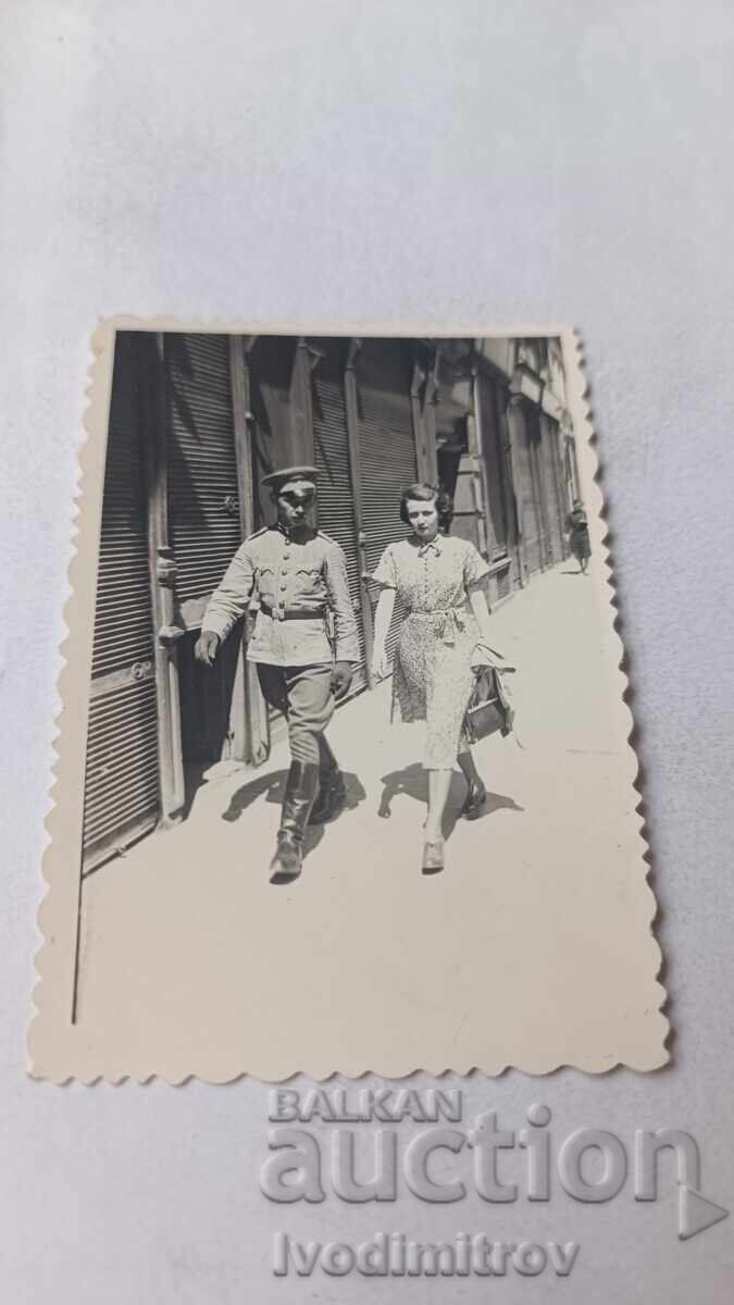 Φωτογραφία του αξιωματικού της Σόφιας και της γυναίκας σε μια βόλτα Φωτογραφία του αξιωματικού της Σόφιας και της γυναίκας σε μια βόλτα