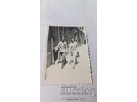 Φωτογραφία του αξιωματικού της Σόφιας και της γυναίκας σε μια βόλτα