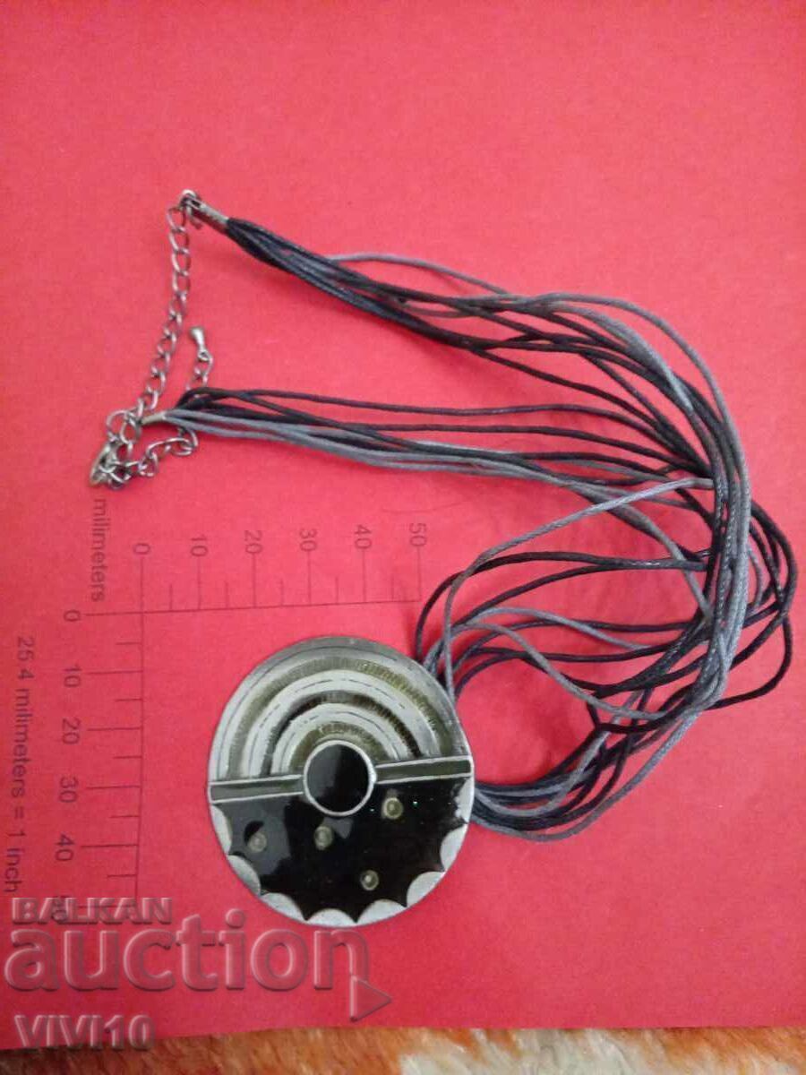 Старинно колие с емаил Старинно колие с емаил