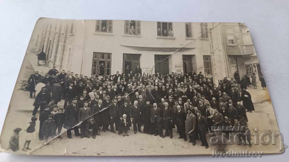 Снимка Мъже и деца на площада