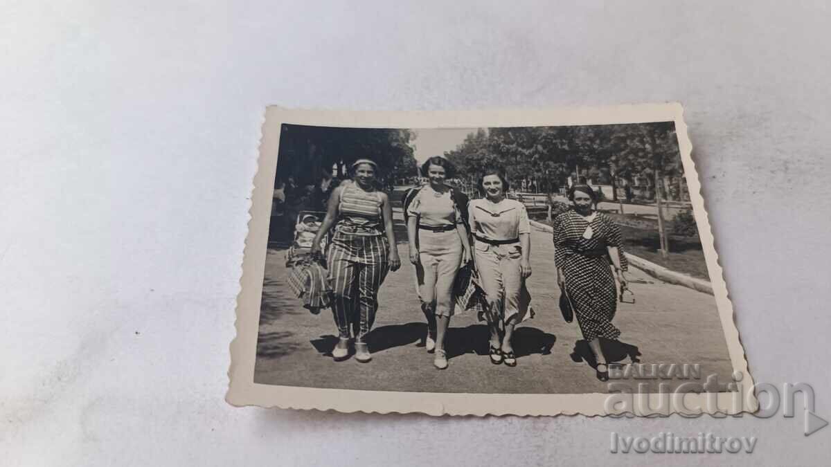 Photo Varna Four women on a walk 1938