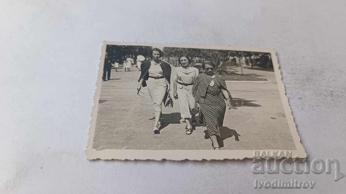 Φωτογραφία Βάρνα Τρεις γυναίκες σε βόλτα 1938
