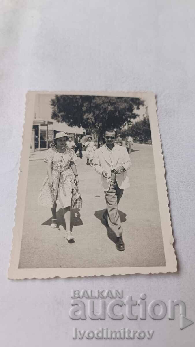 Φωτογραφία Βάρνα Άνδρας και γυναίκα σε μια βόλτα Φωτογραφία Βάρνα Άνδρας και γυναίκα σε μια βόλτα