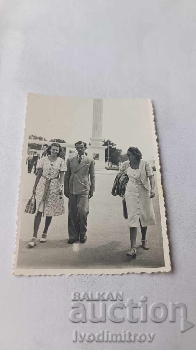 Photo Varna: Man and two women at the entrance of the Sea Garden