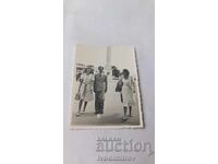 Fotografie Varna Bărbat și două femei la intrarea în Grădina Mării