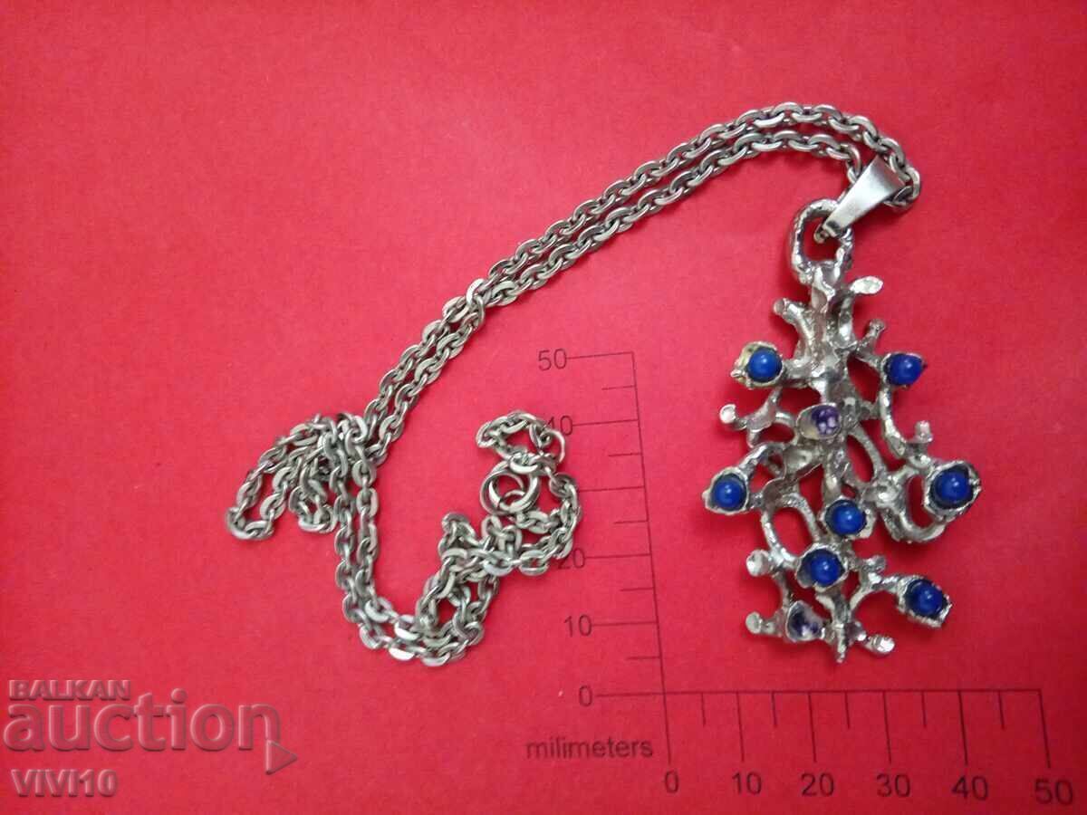 Αρχαίο κολιέ από φυσικές πέτρες