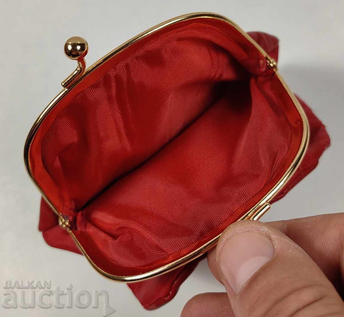 RED LADIES WALLET PORTFOLIO IN EXCELLENT CONDITION with price 9.00 BGN | € 4.60 RED LADIES WALLET PORTFOLIO IN EXCELLENT CONDITION with price 9.00 BGN | € 4.60