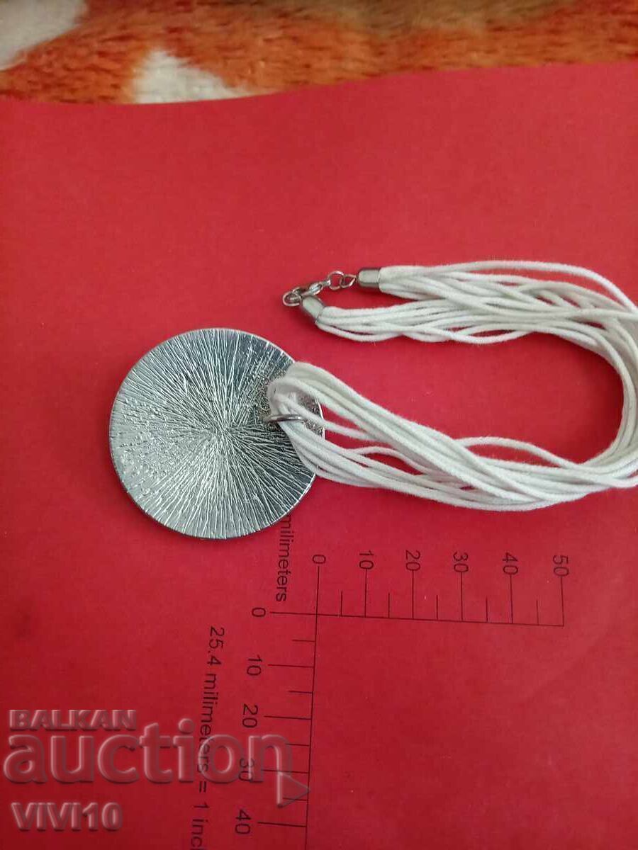 Colier vechi cu email cu preț € 15.00 | 29.34 BGN