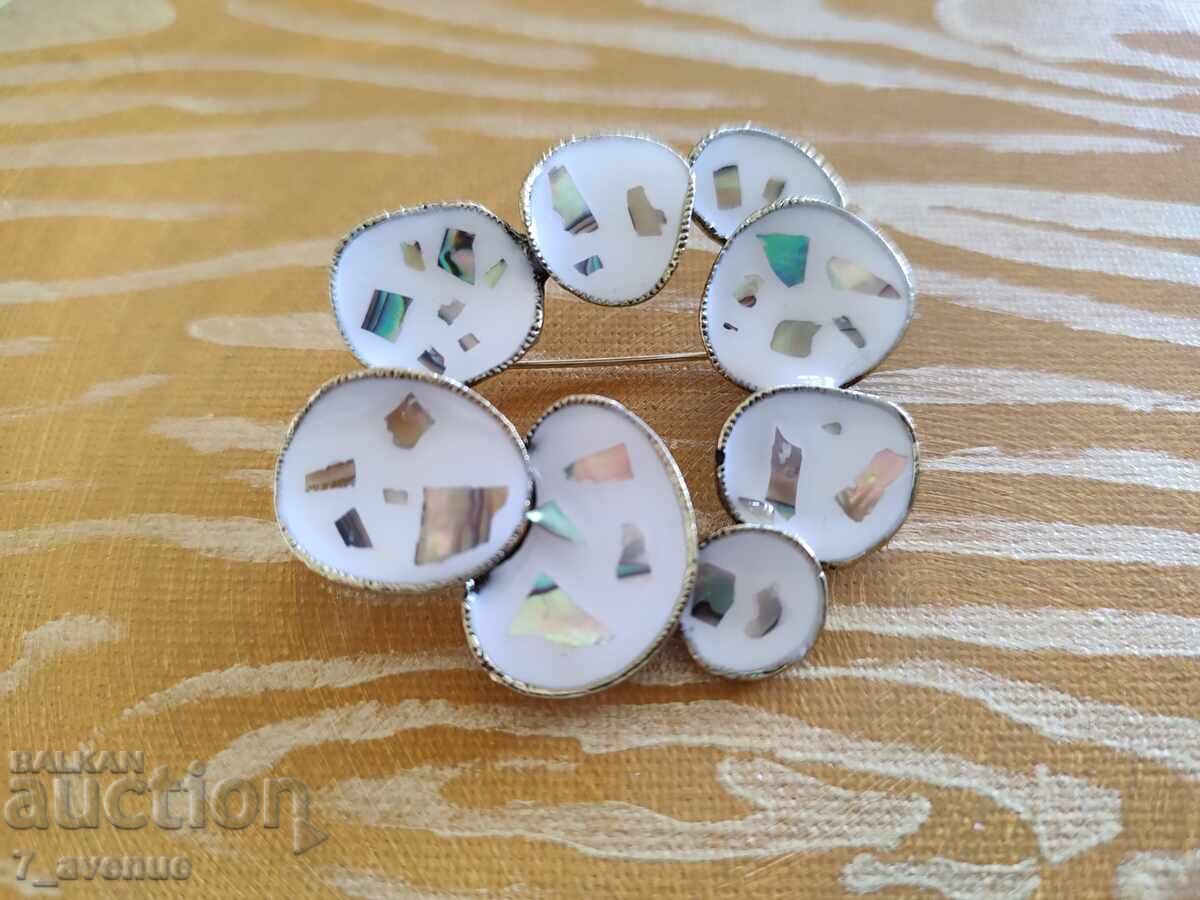 Брошка/медальон - елегантна , стилна, с емайл 23.04.25 с цена 69.00 лв. | € 35.28