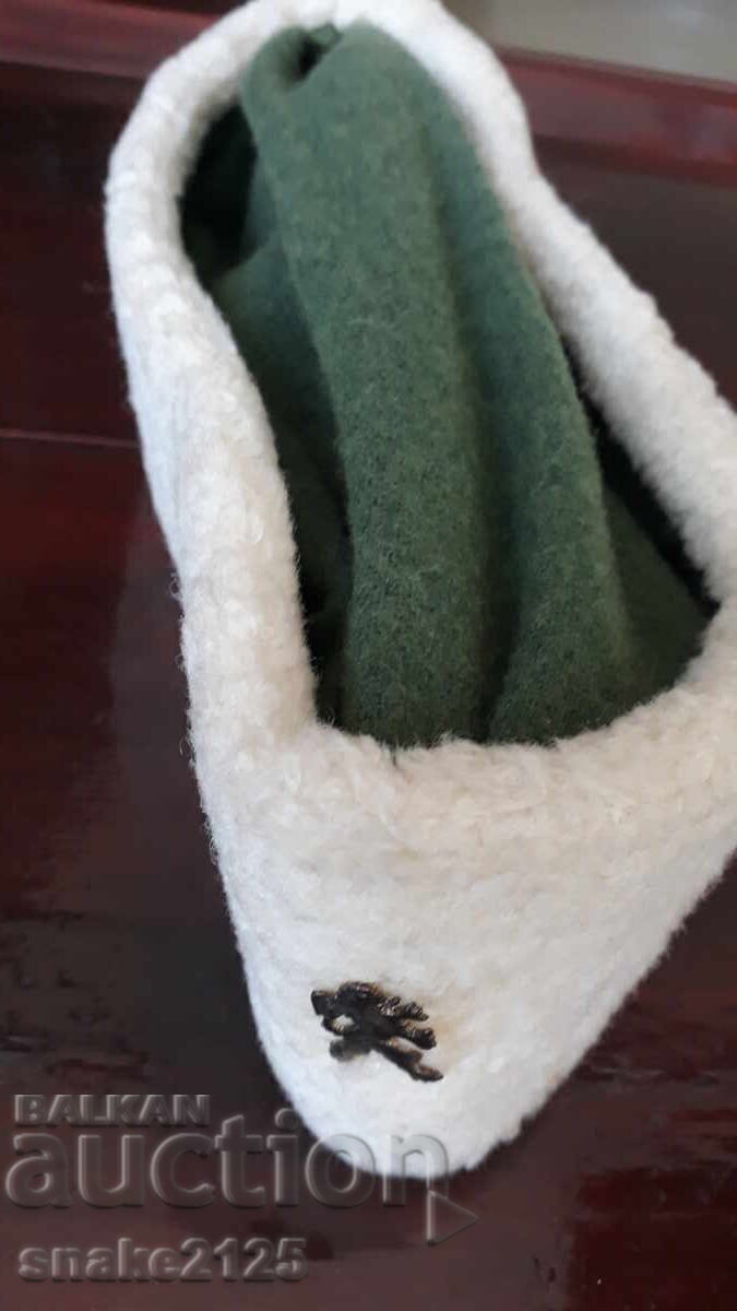 Livrarea Căciulă, șapcă din epoca socialistă - Căvăruș