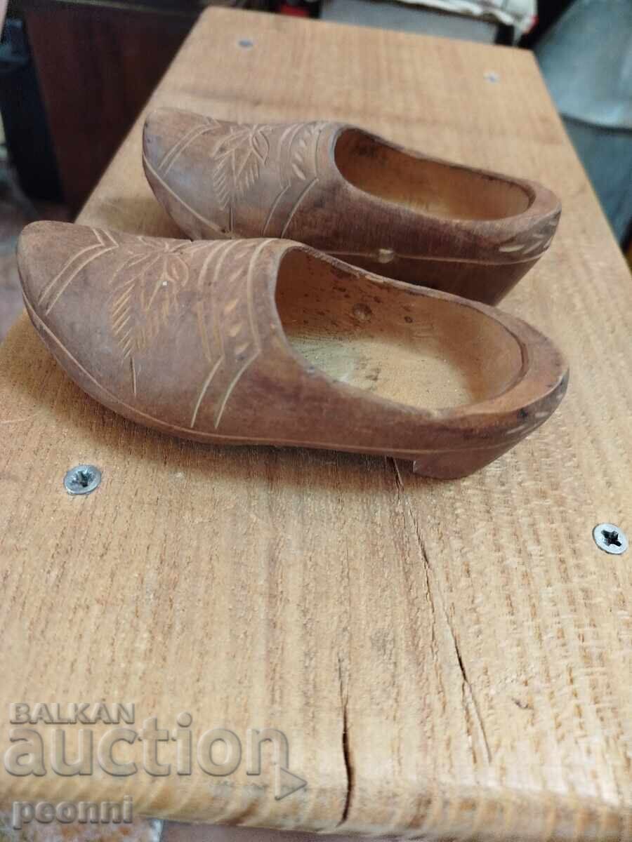 Livrarea Pantofi vechi din lemn