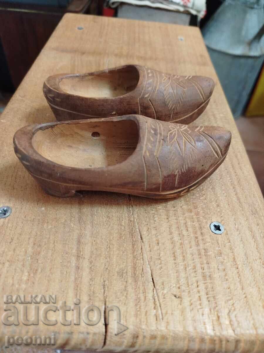 Pantofi vechi din lemn - 5