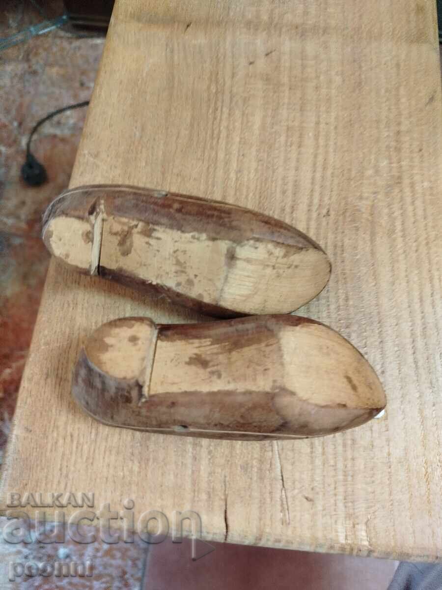 Pantofi vechi din lemn - 6