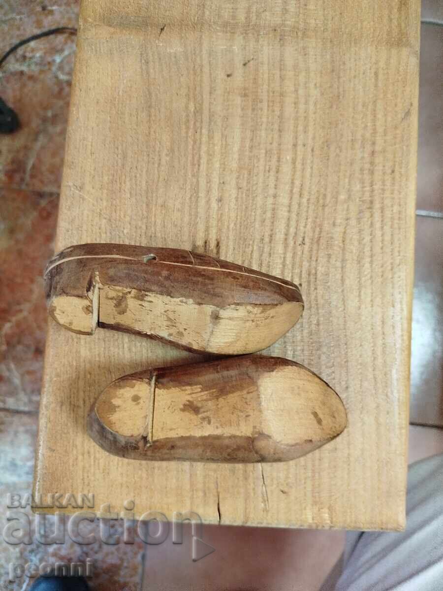 Pantofi vechi din lemn - 7