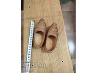 Pantofi vechi din lemn