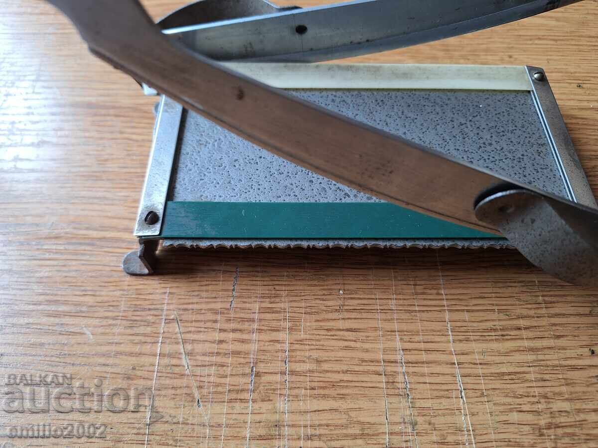 Φωτογραφική γκιλοτίνα με τιμή 29.00 BGN | € 14.83