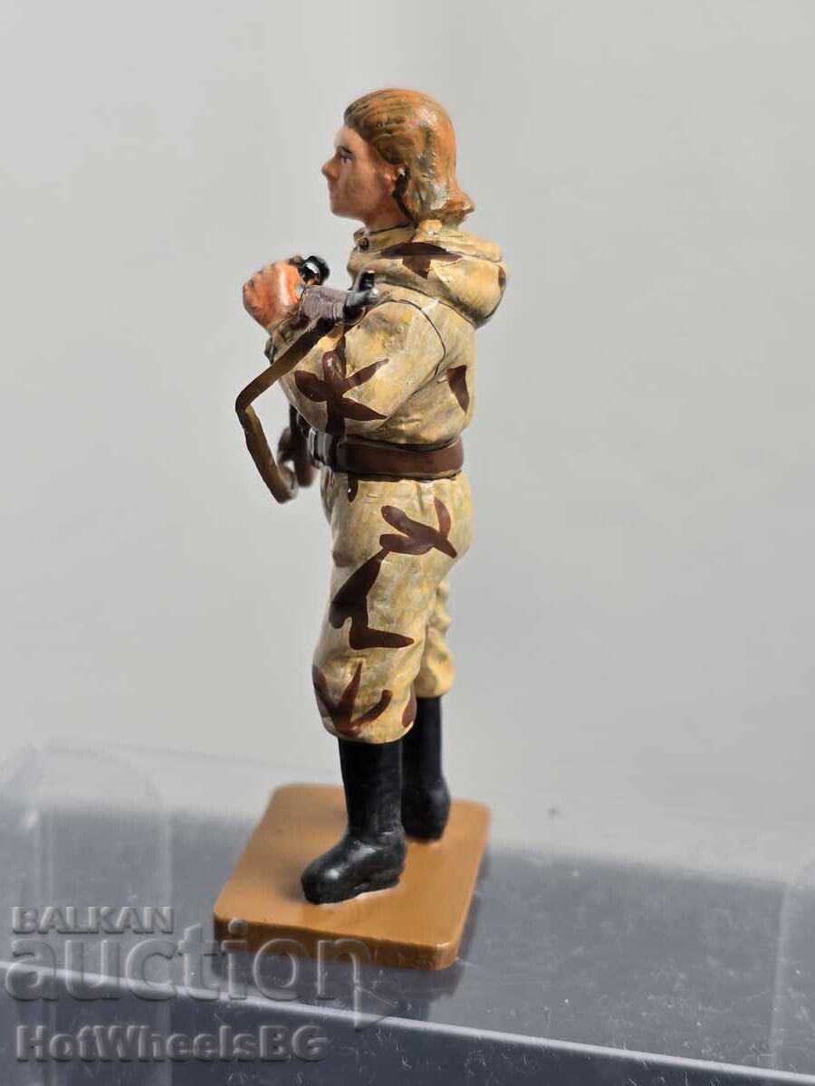 DEL PRADO-ΑΝΔΡΕΣ ΣΤΟΝ ΠΟΛΕΜΟ: Γυναίκα ελεύθερος σκοπευτής Κόκκινος Στρατός U.S.S.R-1943 με τιμή 7.99 BGN | € 4.09