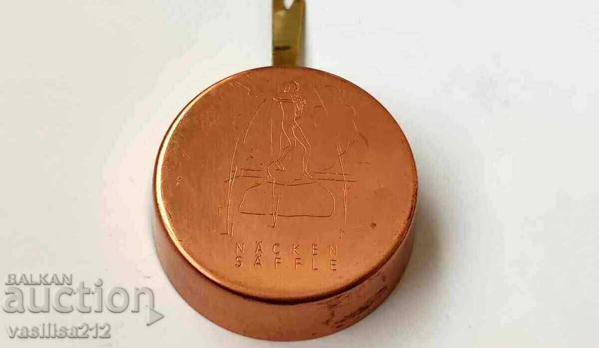 Licitație O tigaie de cupru