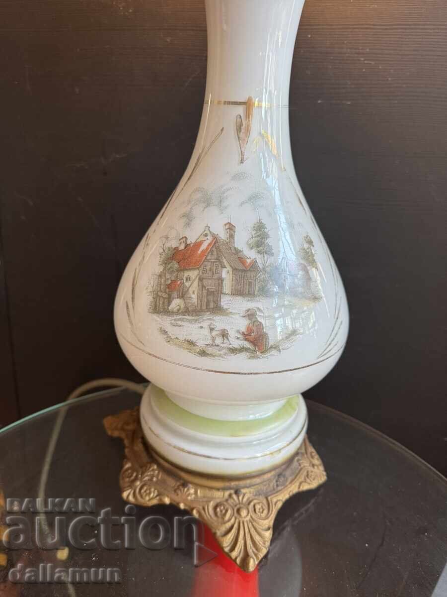 Доставка на Старинна стъклена лампа с месингови детайли