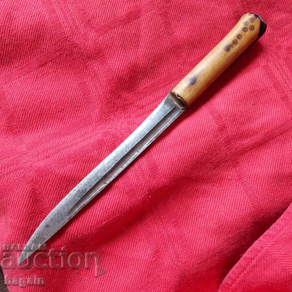 cuțit bulgaresc. cu preț 80.00 BGN | € 40.90 cuțit bulgaresc. cu preț 80.00 BGN | € 40.90