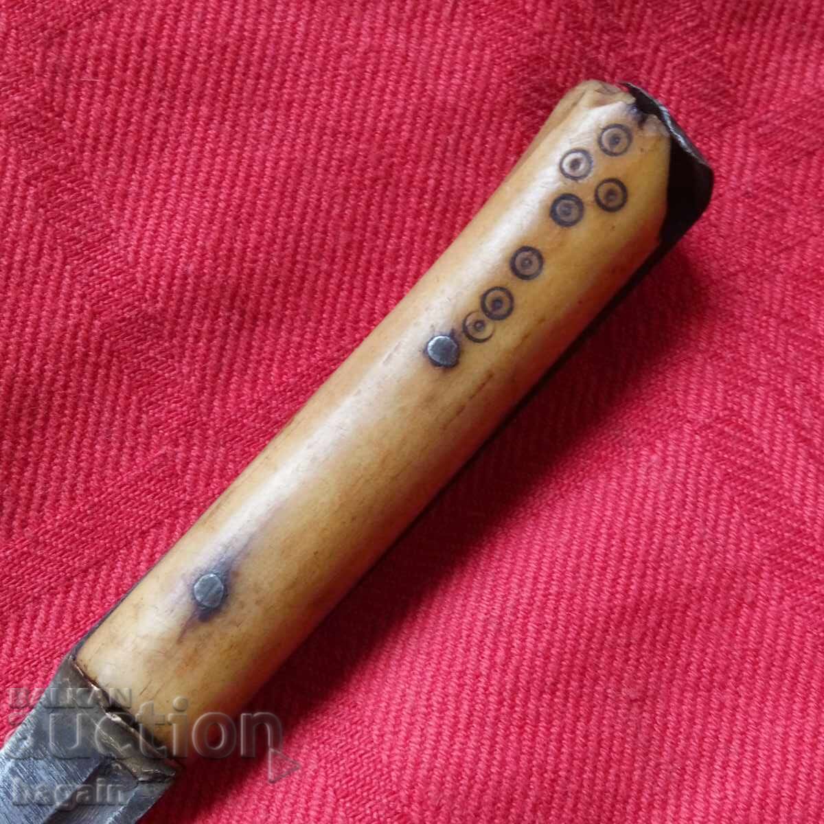 cuțit bulgaresc. cuțit bulgaresc.