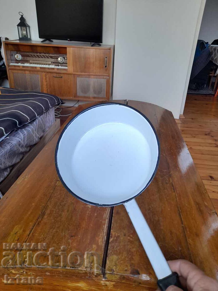 Доставка на Стар емайлиран тиган Доставка на Стар емайлиран тиган