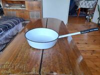 Стар емайлиран тиган