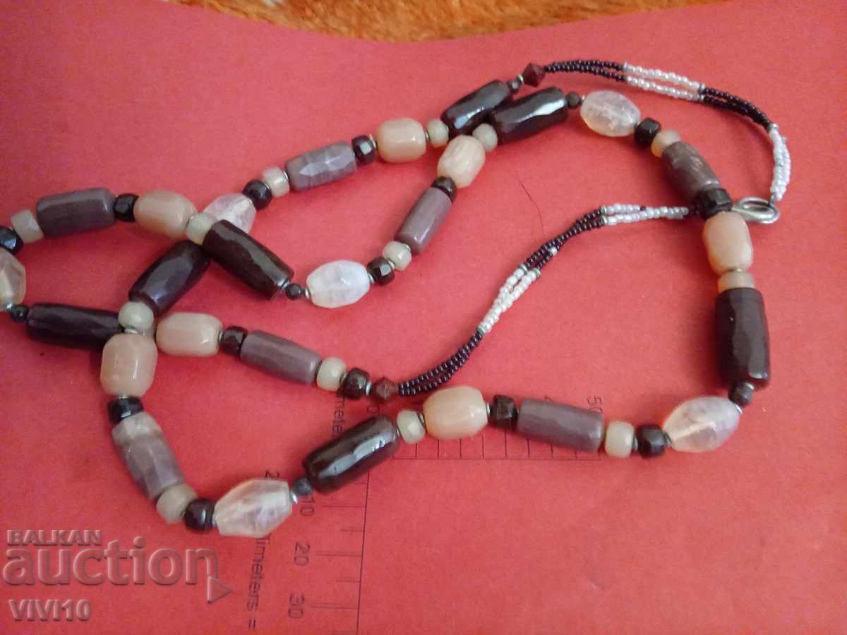 Αρχαίο κολιέ με φυσικά πετράδια Αρχαίο κολιέ με φυσικά πετράδια