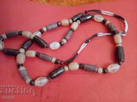 Αρχαίο κολιέ με φυσικά πετράδια