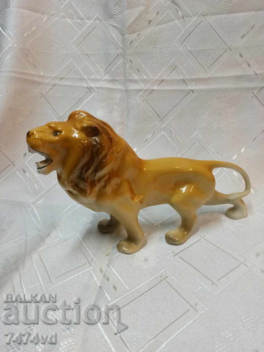 Румънска голяма порцеланова пластика на лъв Румънска голяма порцеланова пластика на лъв