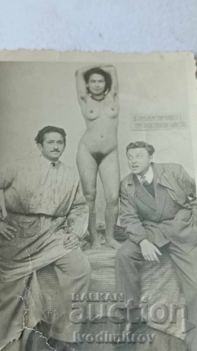 Φωτογραφία Δύο καλλιτέχνες με μοντέλο σε ατελιέ με τιμή € 4.32 | 8.45 BGN