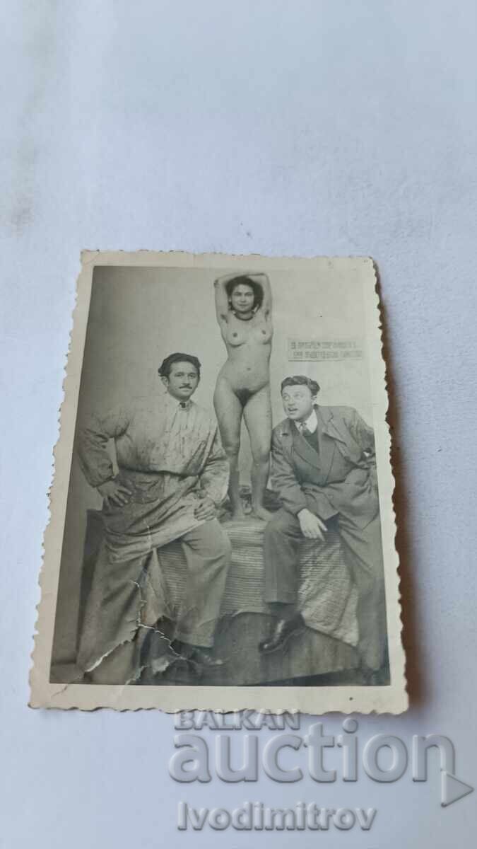 Φωτογραφία Δύο καλλιτέχνες με μοντέλο σε ατελιέ