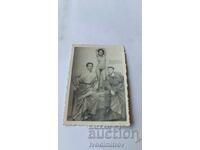 Φωτογραφία Δύο καλλιτέχνες με μοντέλο σε ατελιέ