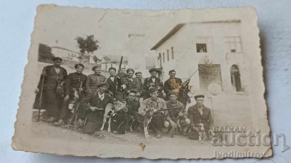 Fotografie cu vânător și patru câini de vânătoare