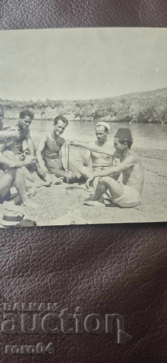 ΣΤΗΝ ΠΑΡΑΛΙΑ - ΑΝΔΡΕΣ - ΦΕΣ - ΤΟΥΡΜΠΑΝΙ - WW II με τιμή 14.99 BGN | € 7.66