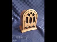 Radio de buzunar cu design retro