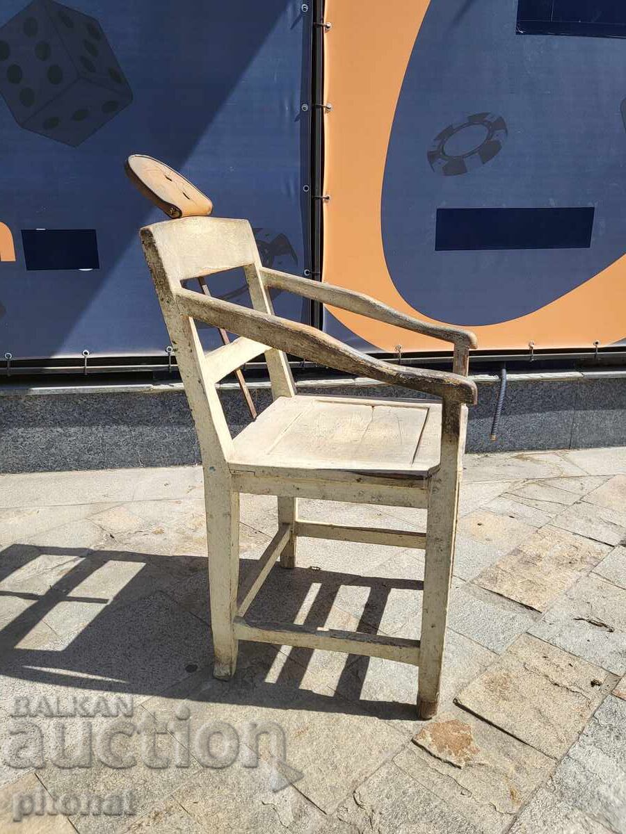 Антикварен дървен бръснарски стол с цена 100.00 лв. | € 51.13 Антикварен дървен бръснарски стол с цена 100.00 лв. | € 51.13