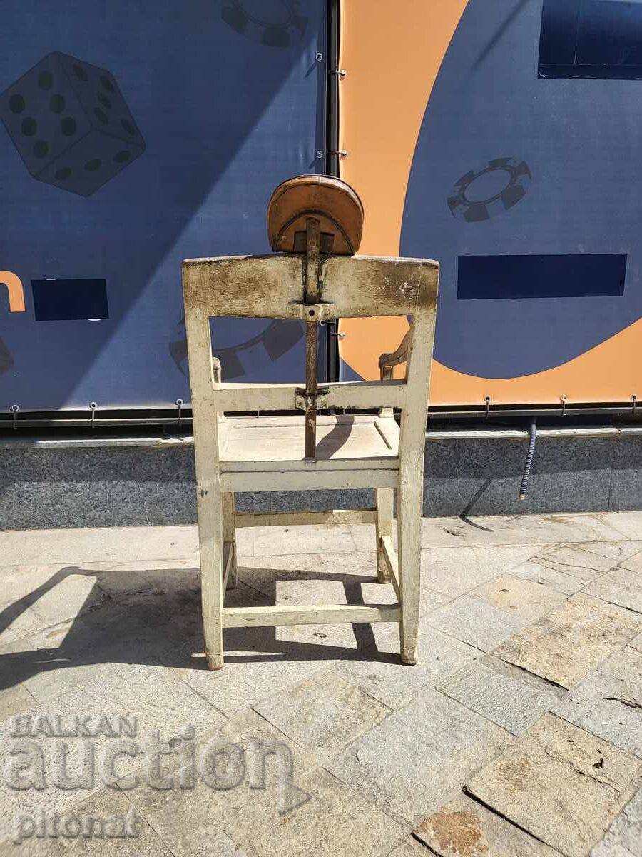 Аукцион Антикварен дървен бръснарски стол Аукцион Антикварен дървен бръснарски стол