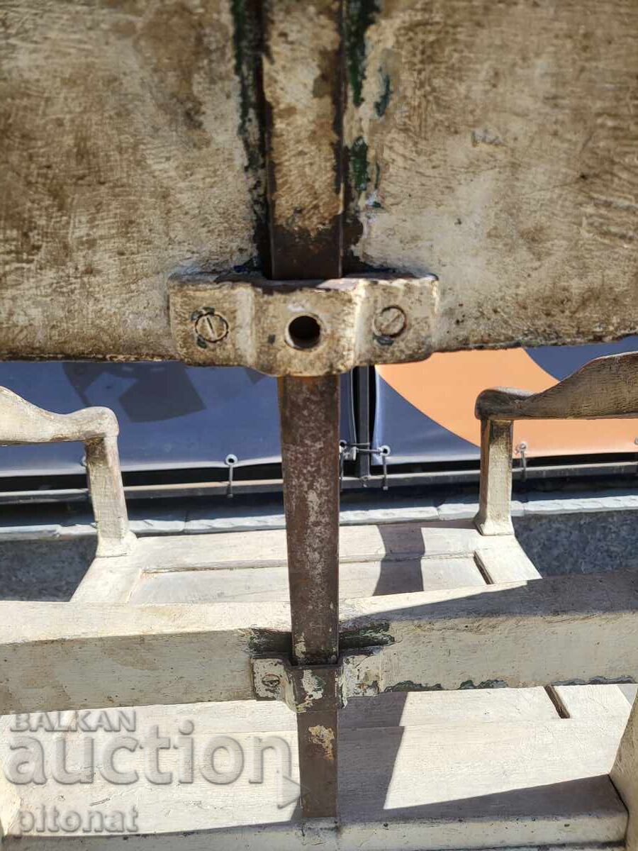 Доставка на Антикварен дървен бръснарски стол Доставка на Антикварен дървен бръснарски стол