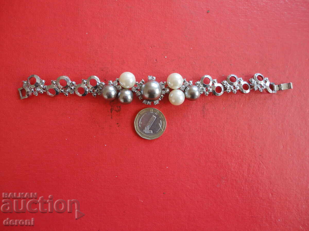 Απίθανο βραχιόλι με μαργαριτάρια και πέτρες με τιμή 10.00 BGN | € 5.11